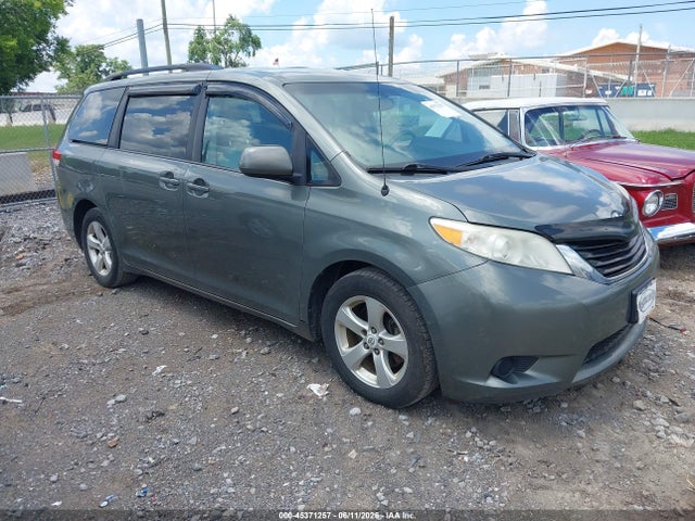 Salvage Toyota Sienna Image