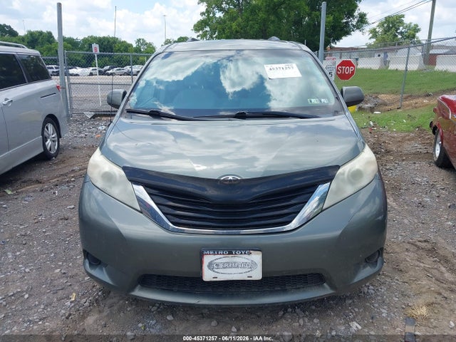 Toyota Sienna Le V6 8 Passenger