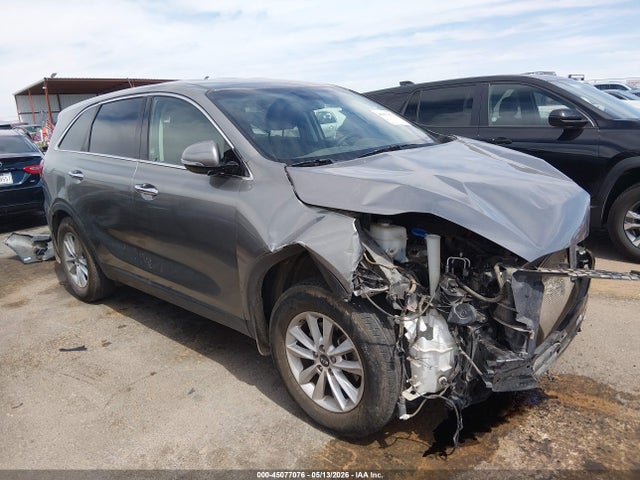 Salvage Kia Sorento Image