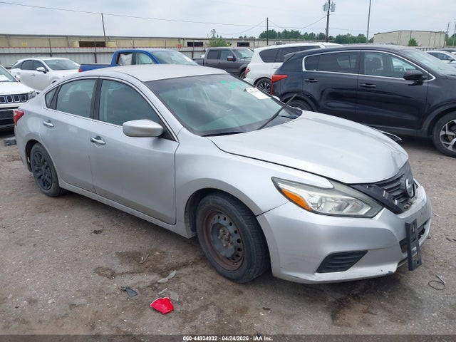 Salvage Nissan Altima Image