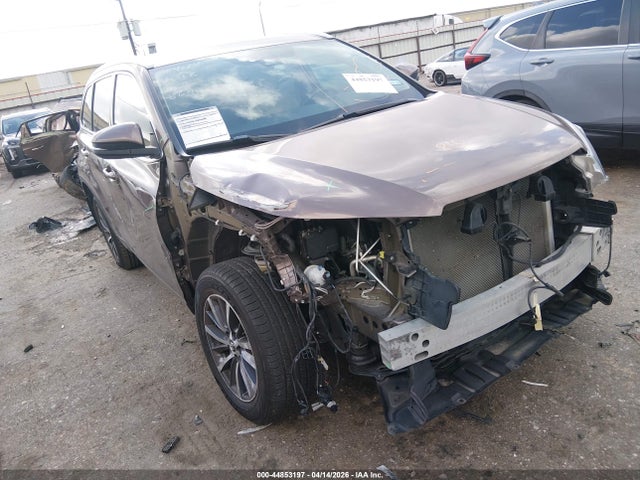 Salvage Toyota Highlander Image