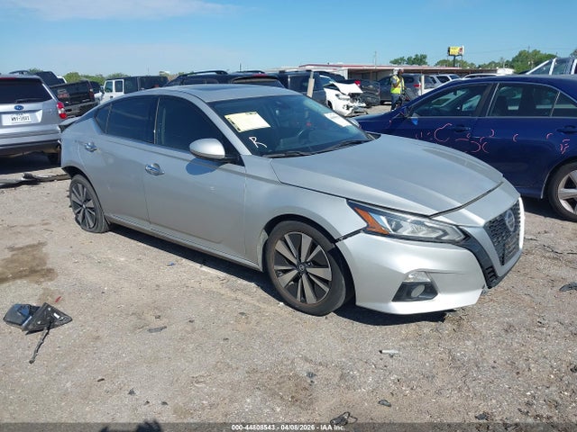 Salvage Nissan Altima Image