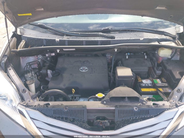 Toyota Sienna Xle Premium 8 Passenger