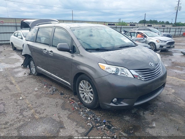 Salvage Toyota Sienna Image