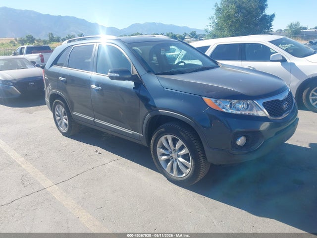 Salvage Kia Sorento Image