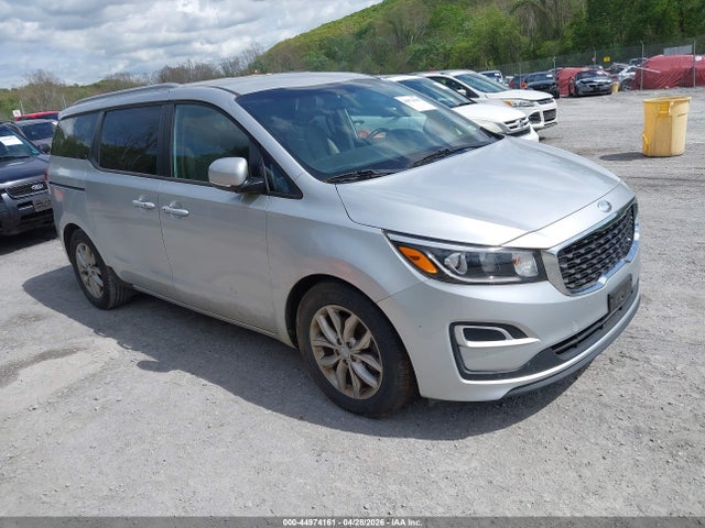 Salvage Kia Sedona Image