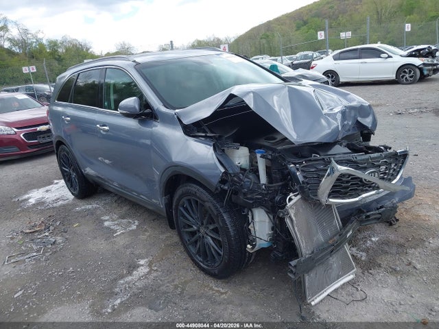 Salvage Kia Sorento Image