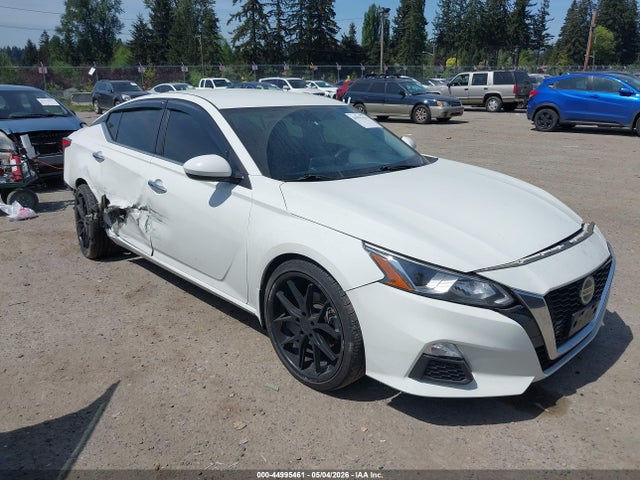 Salvage Nissan Altima Image