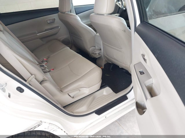 Toyota Prius v Five