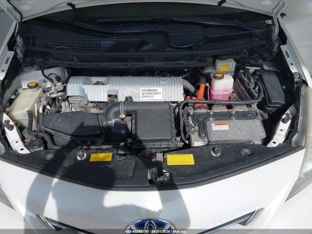 Toyota Prius v Five