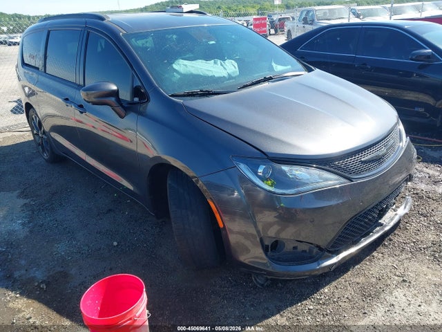 Salvage Chrysler Pacifica Image