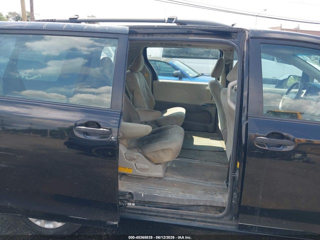 Toyota Sienna Base V6