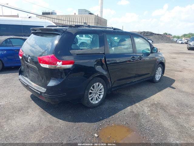 Toyota Sienna Base V6