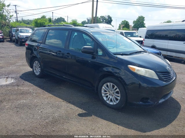 Salvage Toyota Sienna Image