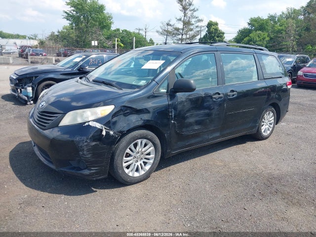 Toyota Sienna Base V6