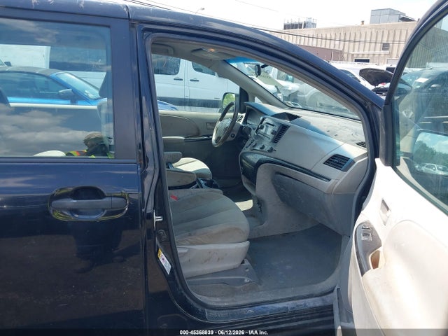Toyota Sienna Base V6
