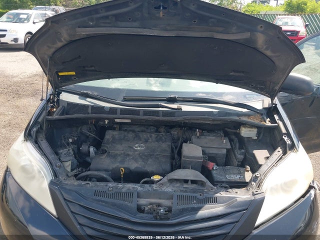 Toyota Sienna Base V6