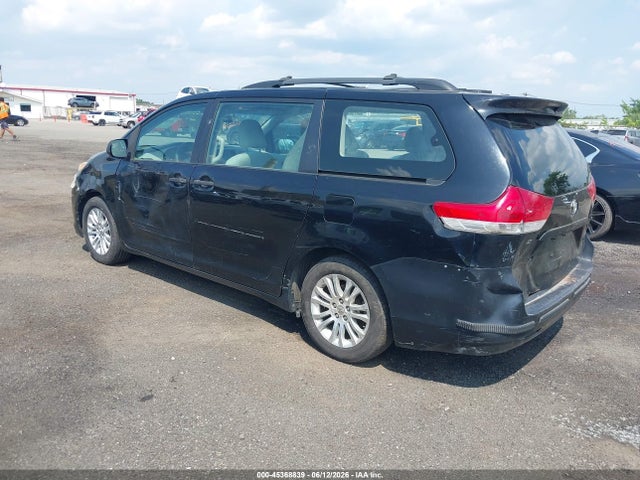Toyota Sienna Base V6