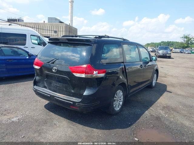 Toyota Sienna Base V6