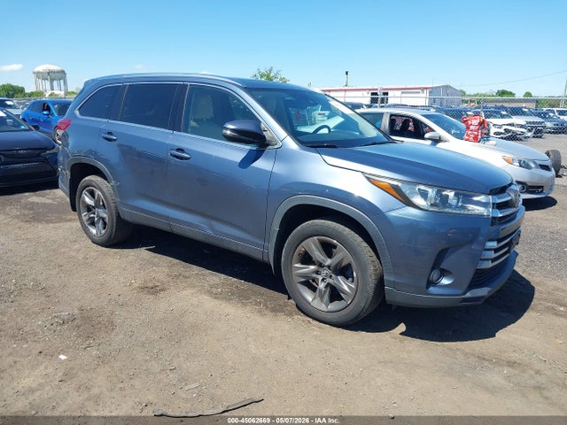 Salvage Toyota Highlander Image