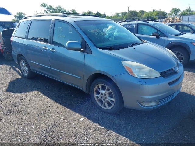 Salvage Toyota Sienna Image
