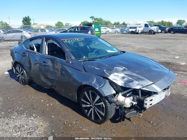 Salvage Nissan Altima Image