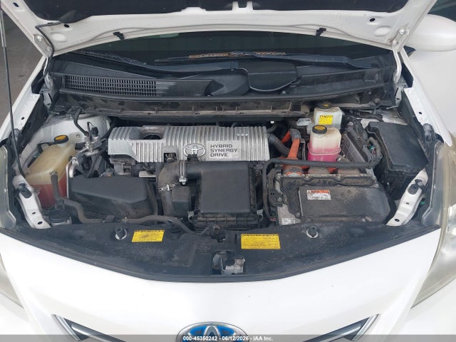 Toyota Prius v Five