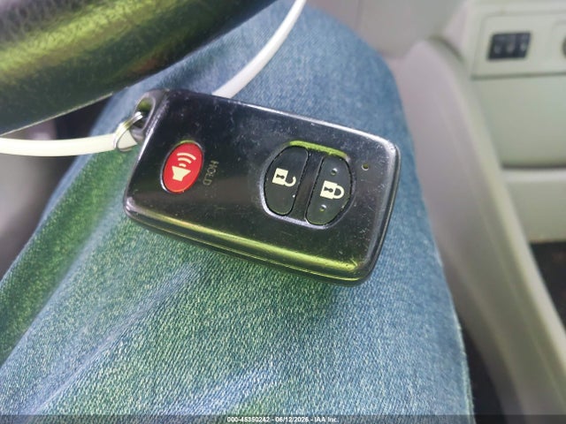 Toyota Prius v Five