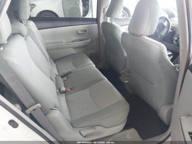 Toyota Prius v Five