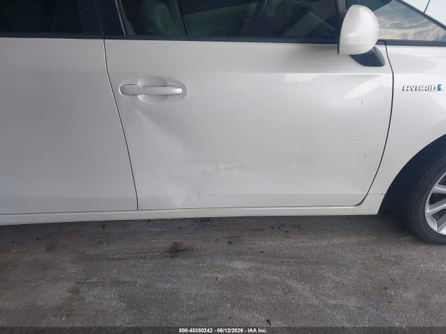 Toyota Prius v Five