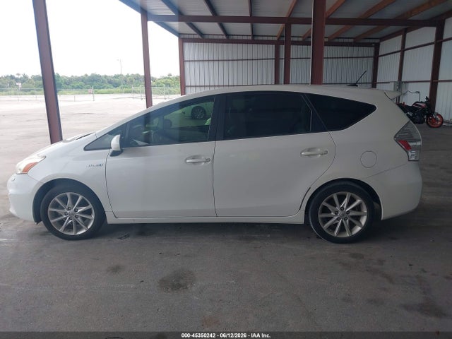 Toyota Prius v Five