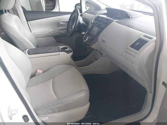 Toyota Prius v Five