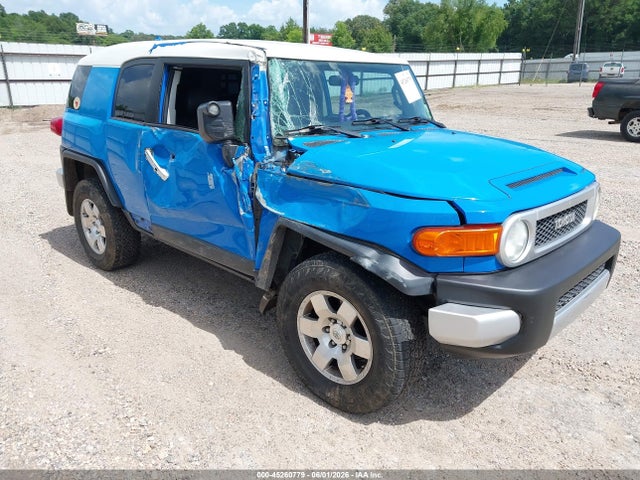 Salvage Toyota FJ Cruiser Image