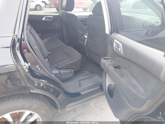 Nissan Pathfinder Sv