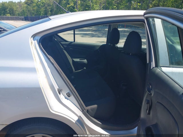 Nissan Versa 1.6 S+