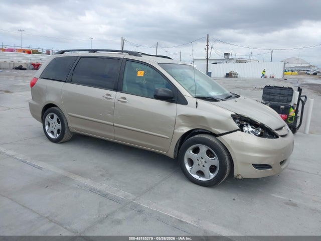 Salvage Toyota Sienna Image