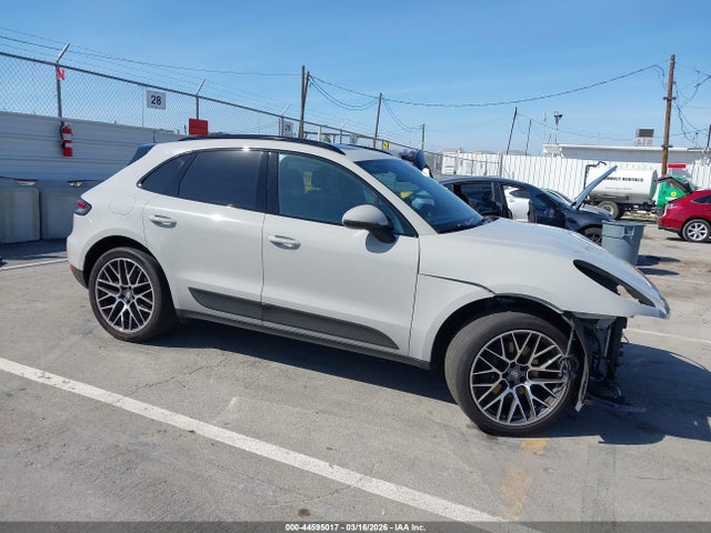 Salvage Porsche Macan Image