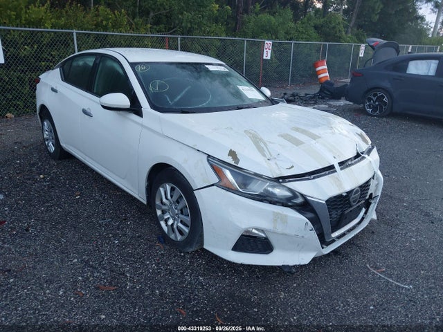 Salvage Nissan Altima Image