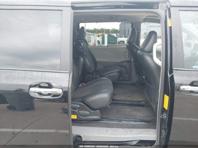 Toyota Sienna Se 8 Passenger