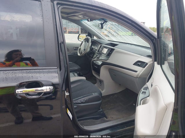 Toyota Sienna Se 8 Passenger