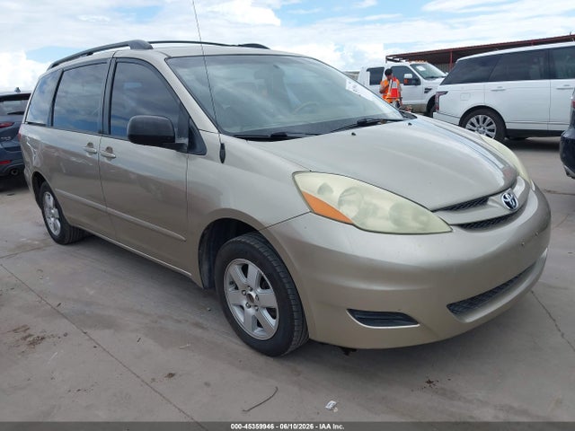 Salvage Toyota Sienna Image