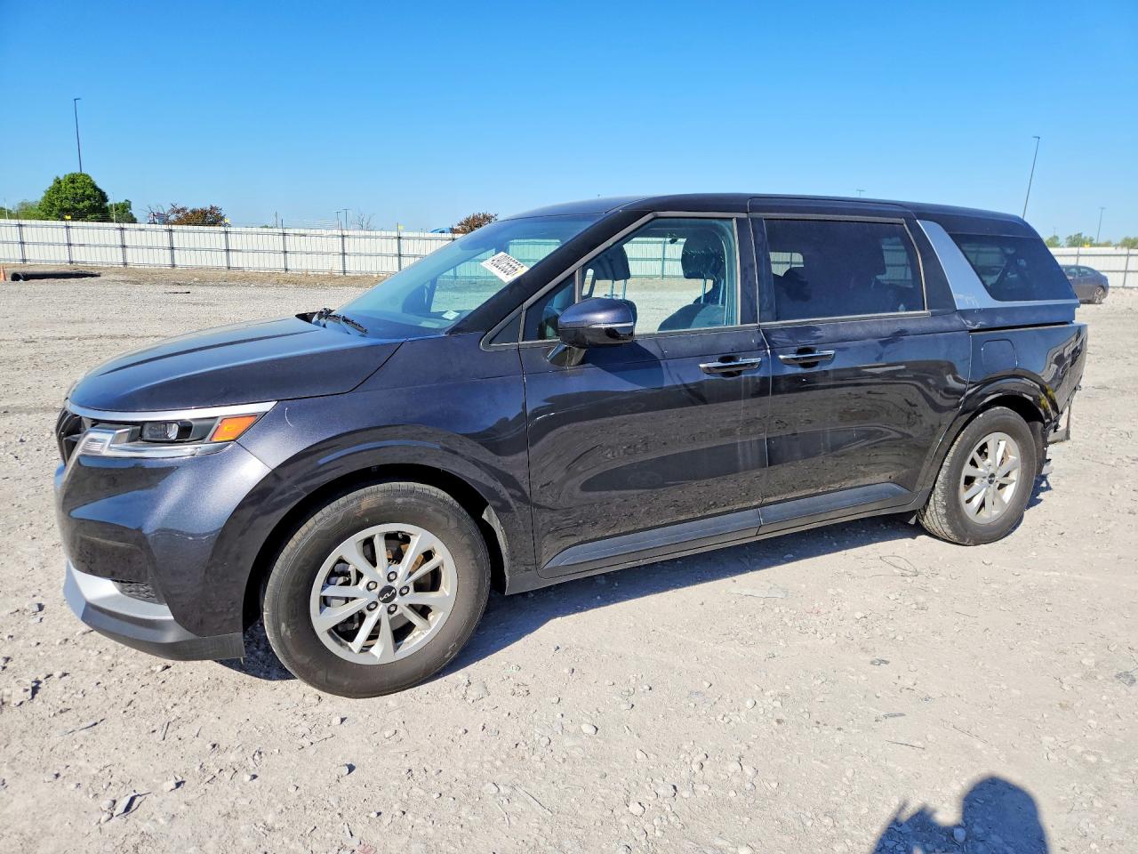 Salvage Kia Carnival Image