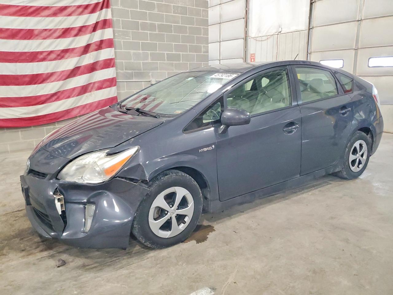 Salvage Toyota Prius Image