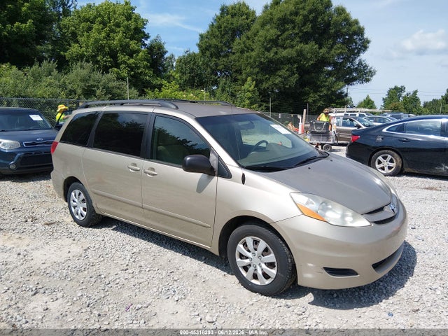 Salvage Toyota Sienna Image