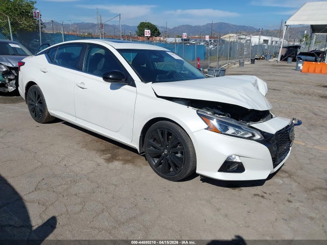 Salvage Nissan Altima Image