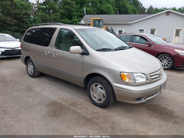 Salvage Toyota Sienna Image