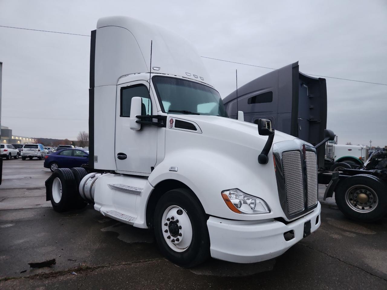 Salvage Kenworth Constructi Image