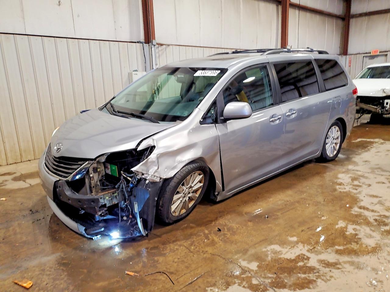Salvage Toyota Sienna Image