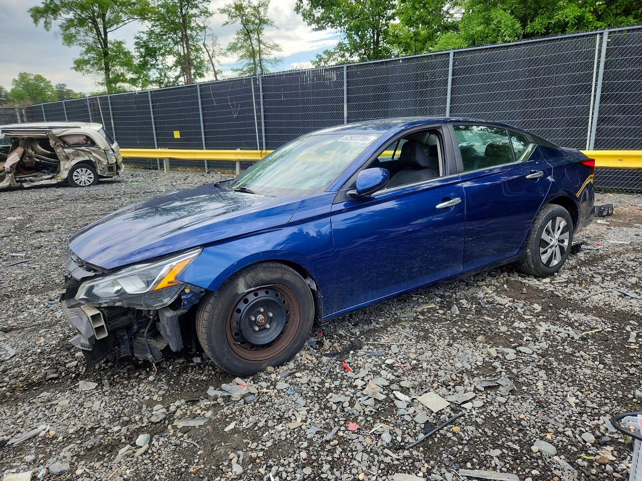 Salvage Nissan Altima Image