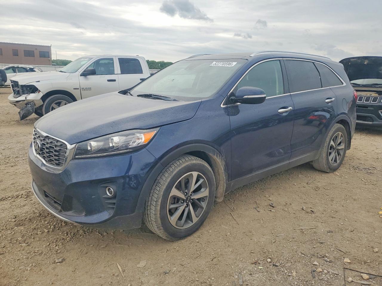 Salvage Kia Sorento Image
